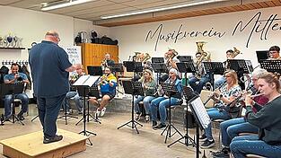 Die Blaskapelle bei der Probe: Den Musikverein Mitterfels gibt es nun schon seit 45 Jahren.