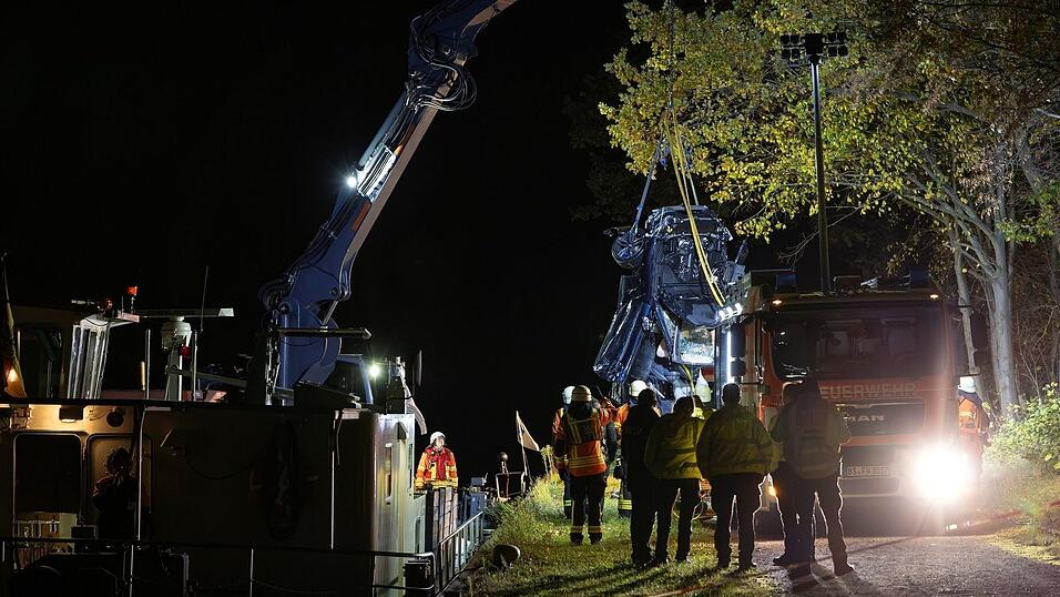 Mit einem Spezialfahrzeug wurde das Wrack am späten Samstagabend aus dem Kanal geborgen. Mit einem Spezialfahrzeug wurde das Wrack am späten Samstagabend aus dem Kanal geborgen.