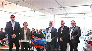 Gesch&auml;ftsf&uuml;hrer David Engl-Baumeister, Gesch&auml;ftsf&uuml;hrerin Karin Baumeister, Betriebsleiter Markus Schmidberger, Gebietsleiter Matthias Rast und B&uuml;rgermeister Martin Stoiber (von links) freuen sich zusammen mit den Mitarbeitern &uuml;ber die Auszeichnung.