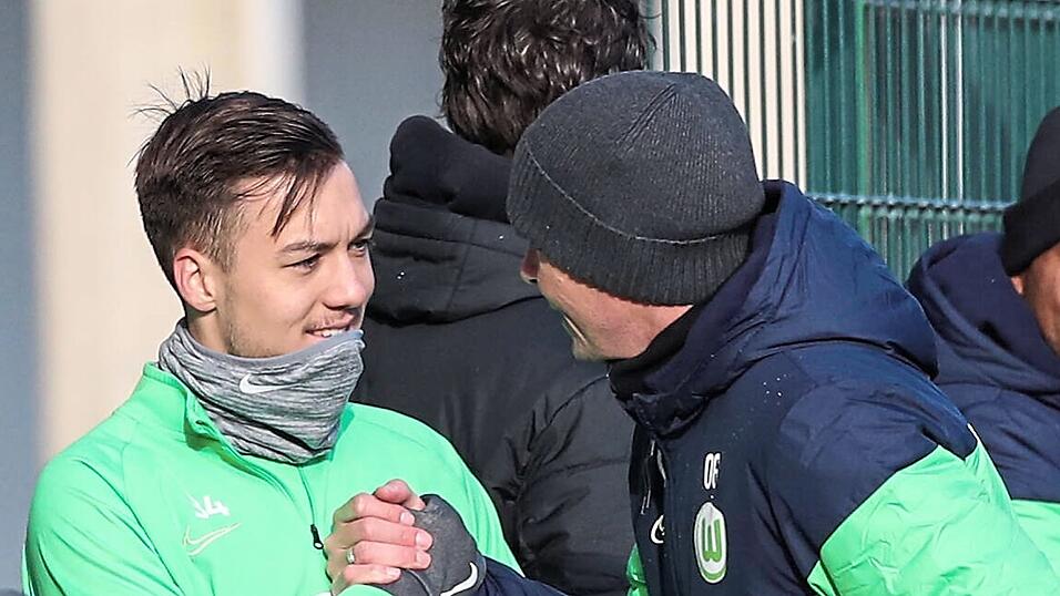 DIE ZEIT IST REIF: VfL-Cheftrainer Oliver Glasner (rechts) beschäftigt sich schon länger mit Julian Justvan, wie das Bild aus der Winterpause zeigt. Nun könnte sich für den gebürtigen Landshuter bald ein Traum erfüllen - die Premiere in der Fußball-Bundesliga. DIE ZEIT IST REIF: VfL-Cheftrainer Oliver Glasner (rechts) beschäftigt sich schon länger mit Julian Justvan, wie das Bild aus der Winterpause zeigt. Nun könnte sich für den gebürtigen Landshuter bald ein Traum erfüllen - die Premiere in der Fußball-Bundesliga.