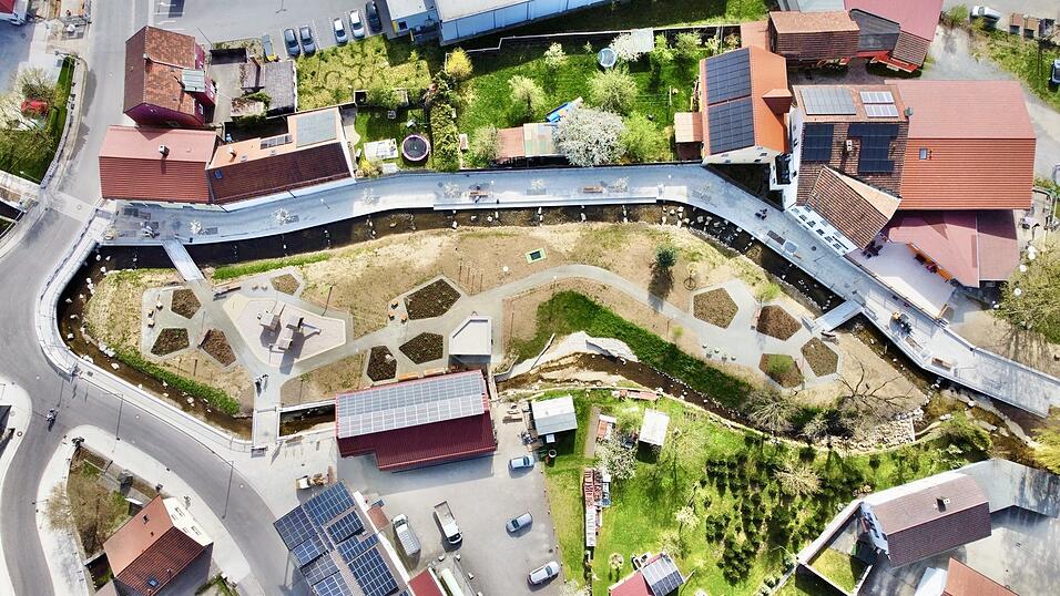 Es gr&uuml;nte nicht so richtig. Diese Aufnahme vom 16. April zeigt, dass auf der Hofer-Insel noch viel Braun dominierte. Deshalb zog man in der vergangenen Woche die Rei&szlig;leine und entschied sich f&uuml;r Rollrasen.