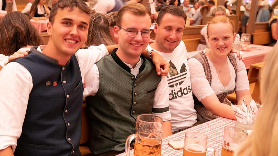 Die Partybilder vom Sonntag, 10. August, aus dem Festzelt Krönner. Die Partybilder vom Sonntag, 10. August, aus dem Festzelt Krönner.
