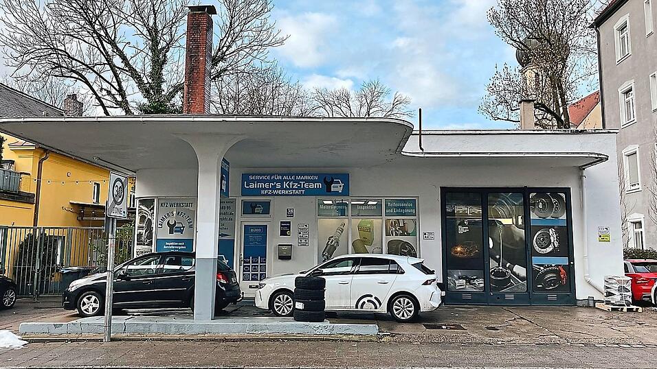 Diese ehemalige Tankstelle in der Lutzstra&szlig;e gibt es schon seit &uuml;ber 100 Jahren. Sie ist die &auml;lteste als Baudenkmal erfasste Tankstelle in ganz Bayern.