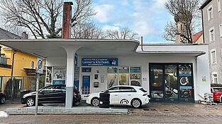 Diese ehemalige Tankstelle in der Lutzstra&szlig;e gibt es schon seit &uuml;ber 100 Jahren. Sie ist die &auml;lteste als Baudenkmal erfasste Tankstelle in ganz Bayern.