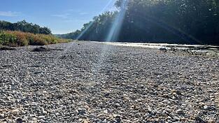 Die Kiesbänke der Isar werden größer: Der Fluss wenige Kilometer oberhalb von Landshut. Die Kiesbänke der Isar werden größer: Der Fluss wenige Kilometer oberhalb von Landshut.