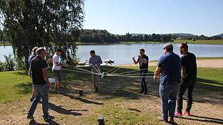 Beim Vorwahlkampf mit der Chamer Zeitung am Perlsee stehen Julian Preidl und Gerhard Hopp noch Seite an Seite im Fädengewirr. Beim Vorwahlkampf mit der Chamer Zeitung am Perlsee stehen Julian Preidl und Gerhard Hopp noch Seite an Seite im Fädengewirr.