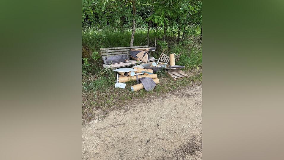 Ein Bürger meldete dem Ordnungsamt einen Haufen mit Sperrmüll. Dieser bestand vor allem aus den Einzelteilen eines Kratzbaums. Ein Bürger meldete dem Ordnungsamt einen Haufen mit Sperrmüll. Dieser bestand vor allem aus den Einzelteilen eines Kratzbaums.