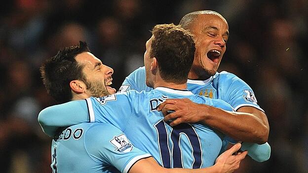 Einst gemeinsam bei Manchester City: Edin Dzeko (M.) und Vincent Kompany. (Archivbild)
