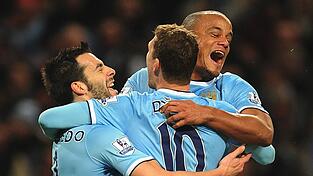 Einst gemeinsam bei Manchester City: Edin Dzeko (M.) und Vincent Kompany. (Archivbild) Einst gemeinsam bei Manchester City: Edin Dzeko (M.) und Vincent Kompany. (Archivbild)