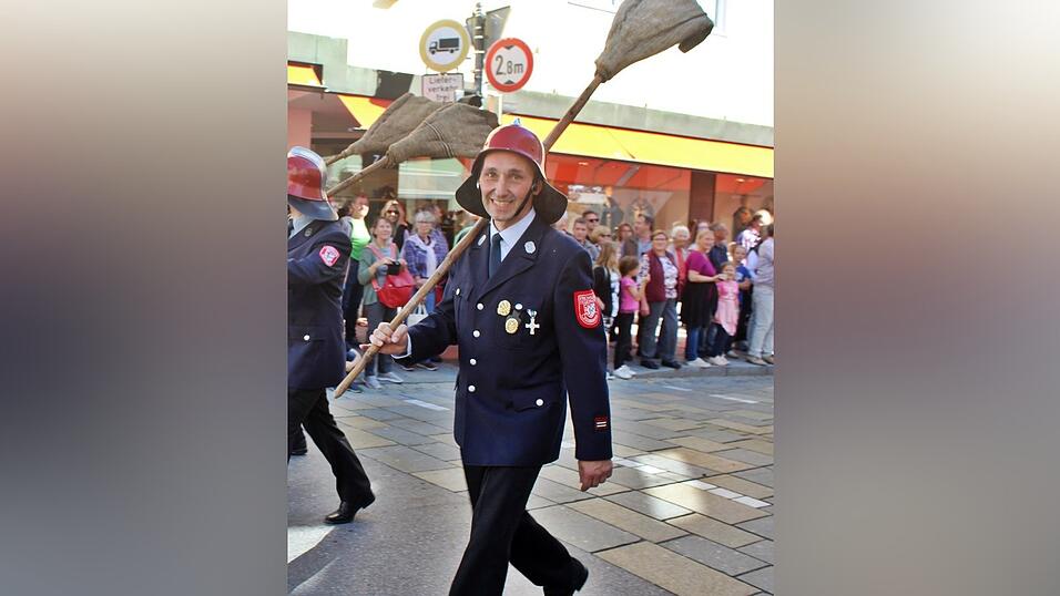 Viele Besucher verfolgten am Sonntag den Umzug auf dem Vilsbiburger Stadtplatz. Viele Besucher verfolgten am Sonntag den Umzug auf dem Vilsbiburger Stadtplatz.