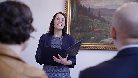 Mehr als nur ein Job: Heike Fries liebt ihre Aufgabe als Standesbeamtin. Die pers&ouml;nliche Note ist der B&uuml;rgermeisterin aus Falkenstein wichtig.
