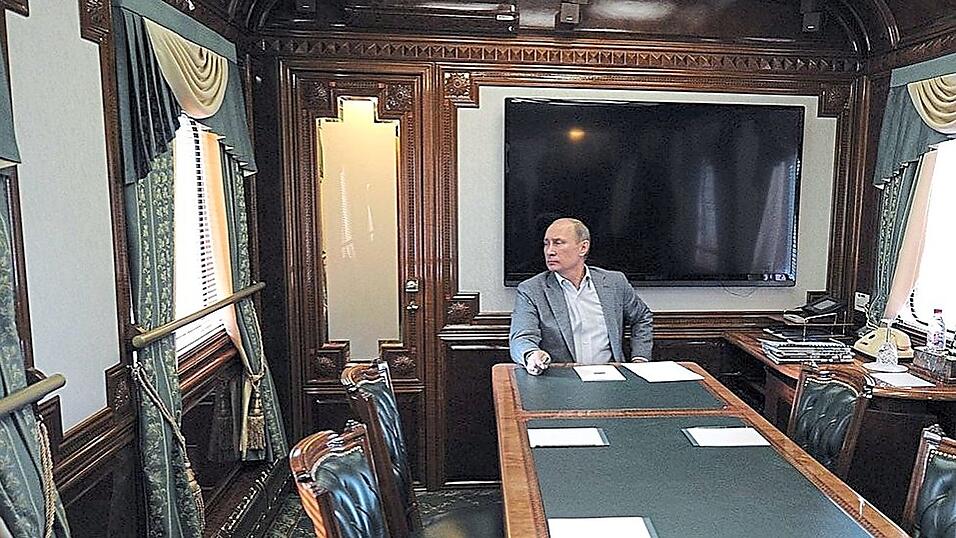 Wladimir Putins Empfangssalon in der Vorgänger-Version des russischen Panzerzuges. Bilder vom aktuellen Gefährt des Kremlchefs sind rar. Wladimir Putins Empfangssalon in der Vorgänger-Version des russischen Panzerzuges. Bilder vom aktuellen Gefährt des Kremlchefs sind rar.