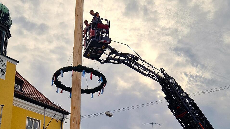 Mit der Drehleiter fuhren die Feuerwehrler nach oben, um die Kränze abzunehmen.