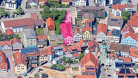 Die Geb&auml;ude auf dem Anwesen Obere Stadt 23 (rot markiert) werden abgerissen. So entsteht Platz f&uuml;r einen Neubau mit Gastst&auml;tte und f&uuml;r Wohnungen. Unten im Bild ist die Brachfl&auml;che beim Museum zu sehen. Dort wird, wie berichtet, ein Neubau f&uuml;r Sonderausstellungen errichtet. Auch eine Zahnarztpraxis entsteht auf dem Areal.