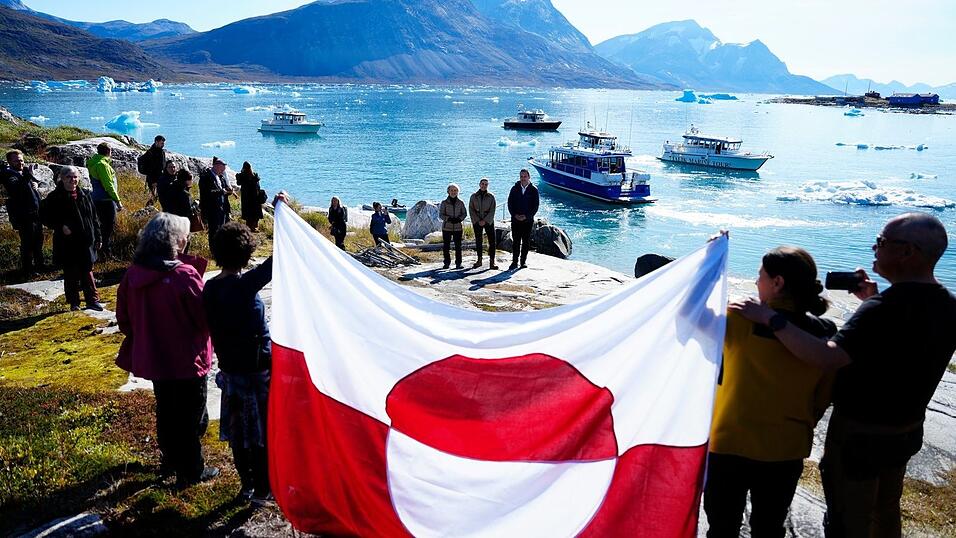 In Qoornoq wurden die Gäste von Einheimischen mit einer Fahne Grönlands begrüßt. In Qoornoq wurden die Gäste von Einheimischen mit einer Fahne Grönlands begrüßt.