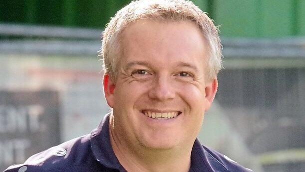 Jochen Seitz (l.) und Toni Wittmann coachen den SV Burgweinting von der Seitenlinie aus. Jochen Seitz (l.) und Toni Wittmann coachen den SV Burgweinting von der Seitenlinie aus.