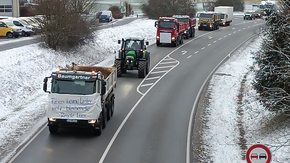 Spediteure beim Protest auf der B299.