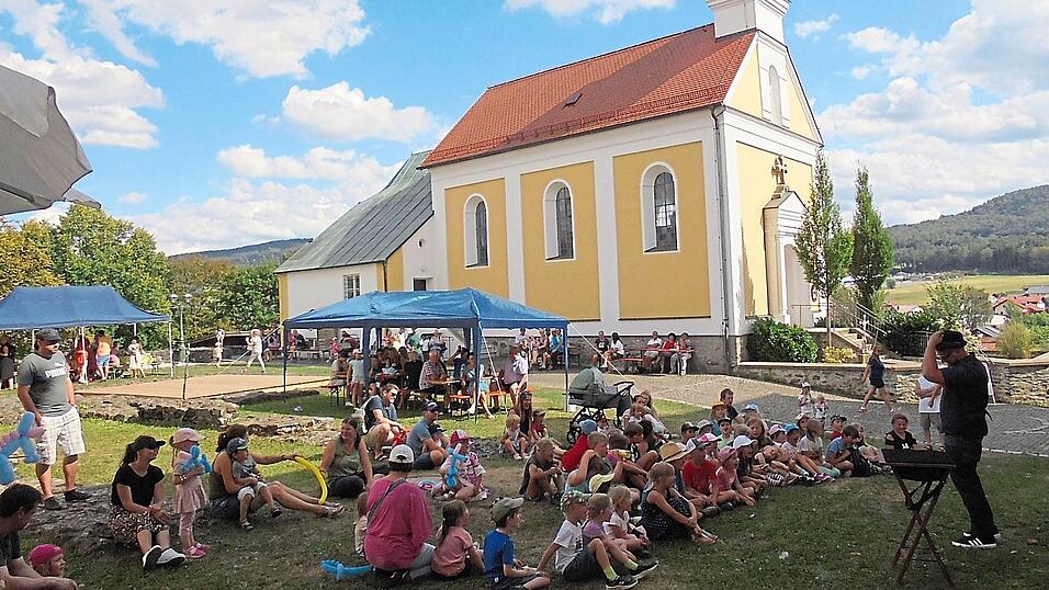 Zauberer Roderich faszinierte Kinder und Erwachsene mit seiner tollen Zaubershow.
