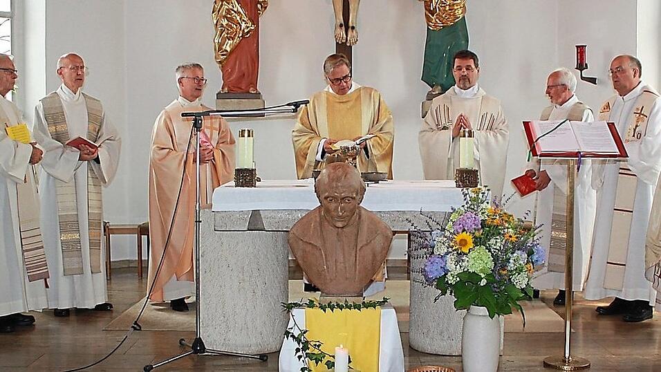 Den Gottesdienst feierten zehn Geistliche in Konzelebration. Den Gottesdienst feierten zehn Geistliche in Konzelebration.