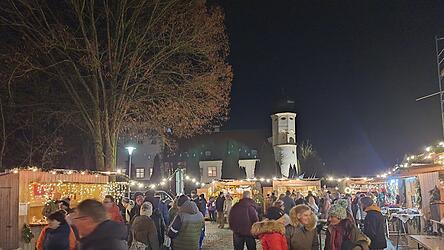 Der Neufahrner Weihnachtsmarkt hatte sehr viele Besucher am ersten Adventswochenende.