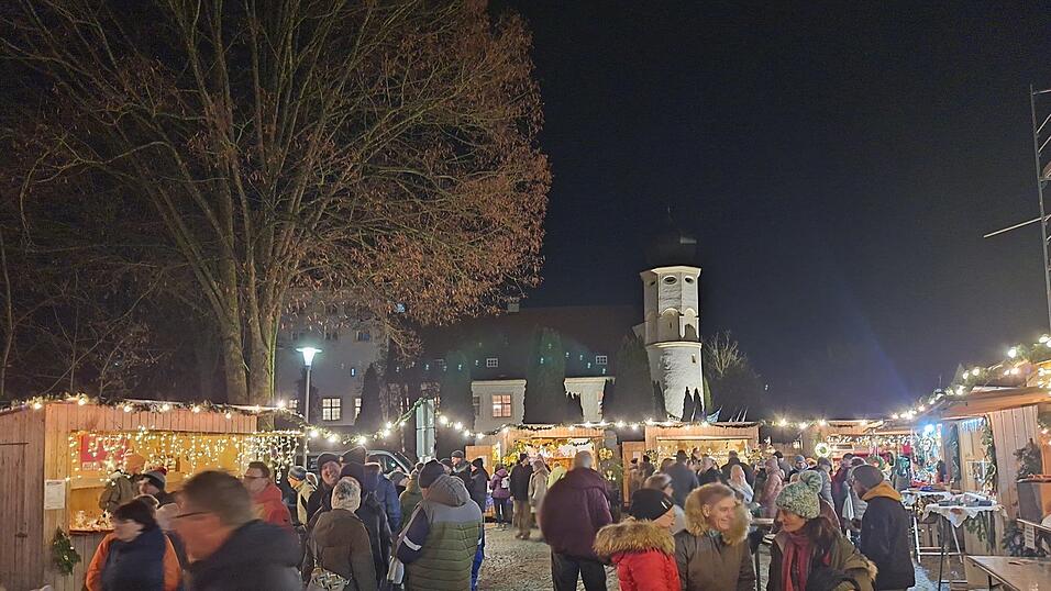 Der Neufahrner Weihnachtsmarkt hatte sehr viele Besucher am ersten Adventswochenende. Der Neufahrner Weihnachtsmarkt hatte sehr viele Besucher am ersten Adventswochenende.