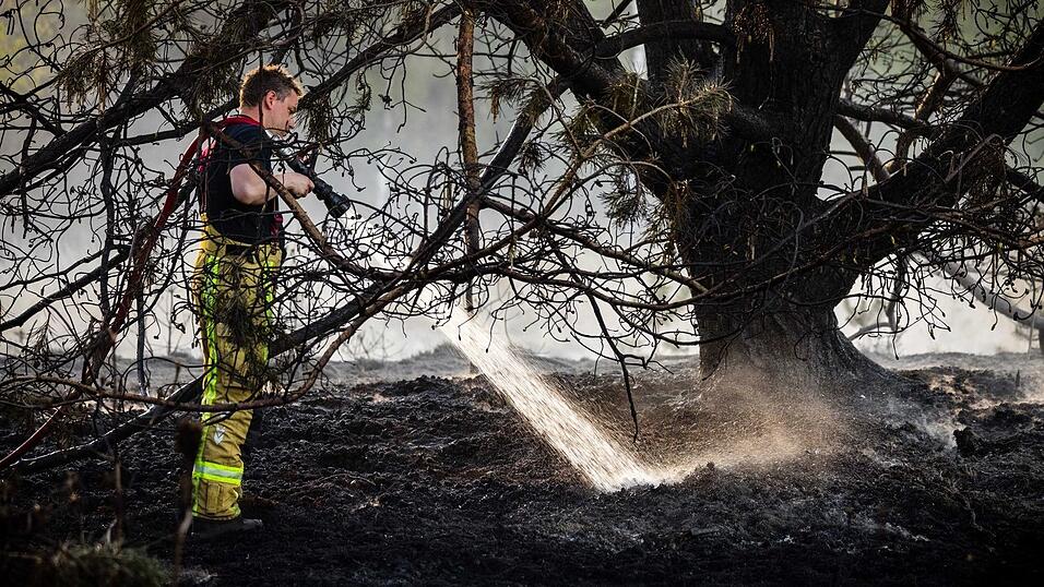 Bei der Brandbek&auml;mpfung in den Niederlanden kamen Feuerwehrleute aus mehreren L&auml;ndern zum Einsatz.