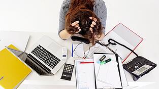 Nicht alles gleichzeitig erledigen: Stress im Job meistern.