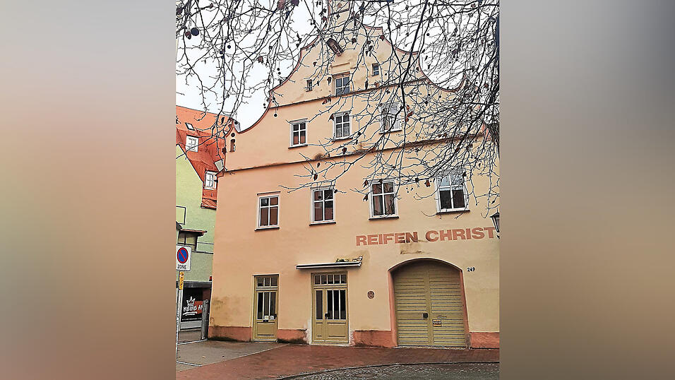 Ein Haus, zwei Eingangstüren direkt nebeneinander. Sieht seltsam aus, wurde aber vom Baureferat so angeordnet, nachdem hier vor einigen Wochen eine Gaststätte eingezogen ist. Die braucht nämlich einen Zugang zu öffentlichem Grund. Und der endet zwischen den beiden Eingangstüren.