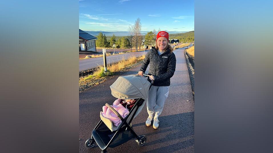 Biathletin Janina Hettich-Walz mit ihrer Tochter Karlotta. Biathletin Janina Hettich-Walz mit ihrer Tochter Karlotta.