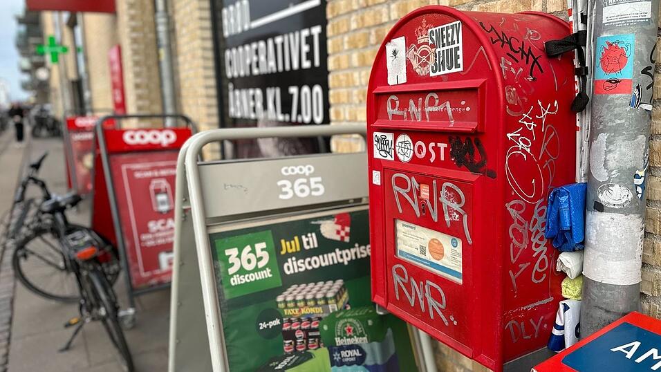 Bald eine Rarit&auml;t: Ein &ouml;ffentlicher Briefkasten h&auml;ngt vor einem d&auml;nischen Supermarkt.