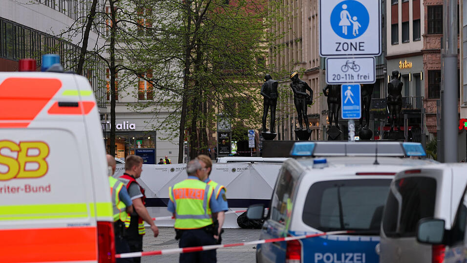 In Leipzig ist ein Auto in mehrere Menschen gefahren. Nach Angaben der Polizei gibt es mehrere Verletzte.