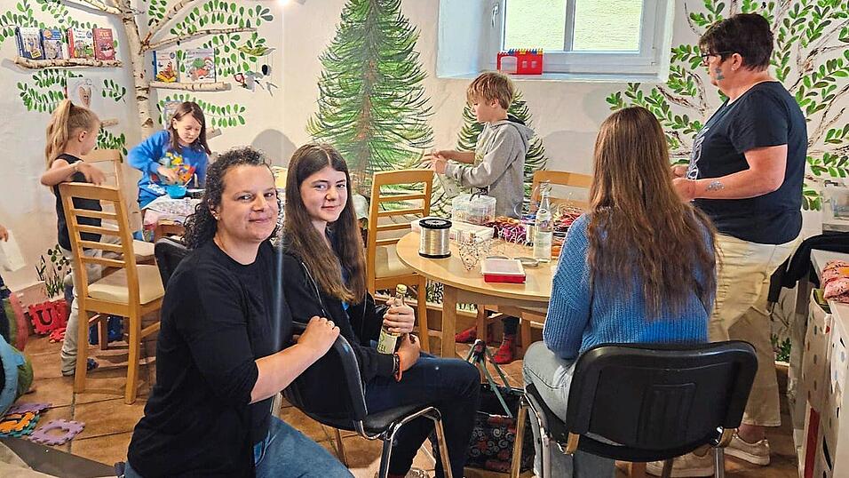 Zum Tag der Nachbarn haben die Nachbarschaftshelfer um Nadine Himmelhuber (links) am 31. Mai im Mehrgenerationenhaus ein vielfältiges Programm veranstaltet. Darunter Basteln für die Jüngsten. Zum Tag der Nachbarn haben die Nachbarschaftshelfer um Nadine Himmelhuber (links) am 31. Mai im Mehrgenerationenhaus ein vielfältiges Programm veranstaltet. Darunter Basteln für die Jüngsten.