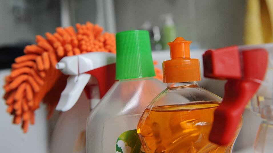 Beim Putzen hat eine Frau in Freising Reinigungsmittel vermischt. So entstanden giftige Dämpfe. (Symbolbild) Beim Putzen hat eine Frau in Freising Reinigungsmittel vermischt. So entstanden giftige Dämpfe. (Symbolbild)