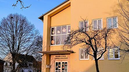 Die Rektorin der Grundschule Sandelzhausen Claudia Artinger sagt: „Wir machen für unsere Schülerinnen und Schüler das Beste aus unserer Alten Lady aus den 60ern, aber ich freue mich auf das Potenzial eines modernen Neubaus.“ Die Rektorin der Grundschule Sandelzhausen Claudia Artinger sagt: „Wir machen für unsere Schülerinnen und Schüler das Beste aus unserer Alten Lady aus den 60ern, aber ich freue mich auf das Potenzial eines modernen Neubaus.“