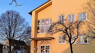 Die Rektorin der Grundschule Sandelzhausen Claudia Artinger sagt: „Wir machen für unsere Schülerinnen und Schüler das Beste aus unserer Alten Lady aus den 60ern, aber ich freue mich auf das Potenzial eines modernen Neubaus.“ Die Rektorin der Grundschule Sandelzhausen Claudia Artinger sagt: „Wir machen für unsere Schülerinnen und Schüler das Beste aus unserer Alten Lady aus den 60ern, aber ich freue mich auf das Potenzial eines modernen Neubaus.“