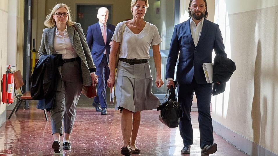 Christina Block (m.) mit ihren Verteidigern auf dem Weg ins Gericht. Christina Block (m.) mit ihren Verteidigern auf dem Weg ins Gericht.