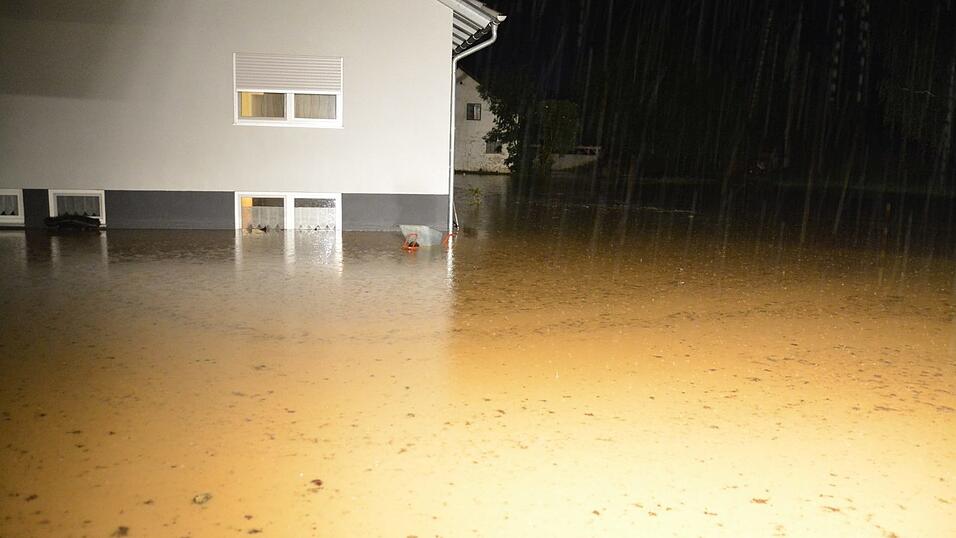 Auch im Landkreis Deggendorf waren die Feuerwehren die Nacht über im Dauereinsatz. Auch im Landkreis Deggendorf waren die Feuerwehren die Nacht über im Dauereinsatz.