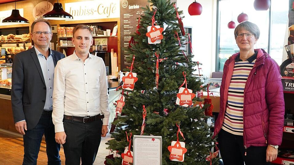 Martin Hohenberger (l.) und Barbara Mittnacht mit Johannes Leeb vor dem Landauer Wunschbaum Martin Hohenberger (l.) und Barbara Mittnacht mit Johannes Leeb vor dem Landauer Wunschbaum