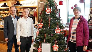 Martin Hohenberger (l.) und Barbara Mittnacht mit Johannes Leeb vor dem Landauer Wunschbaum