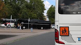 Im Landkreis Cham sind frühmorgens ganze Heerscharen von Fahrschülern unterwegs. Dabei gilt für Städte, Gemeinden oder Landkreise die Vorgabe: Gibt es einen regulären Linienverkehr für die Strecke, müssen diese Angebote genutzt werden. Landrat Christian Schindler appelliert an die Verantwortlichen, hier noch stärker einzusteigen und notfalls auch die Schulanfangszeiten zu verschieben. Im Landkreis Cham sind frühmorgens ganze Heerscharen von Fahrschülern unterwegs. Dabei gilt für Städte, Gemeinden oder Landkreise die Vorgabe: Gibt es einen regulären Linienverkehr für die Strecke, müssen diese Angebote genutzt werden. Landrat Christian Schindler appelliert an die Verantwortlichen, hier noch stärker einzusteigen und notfalls auch die Schulanfangszeiten zu verschieben.