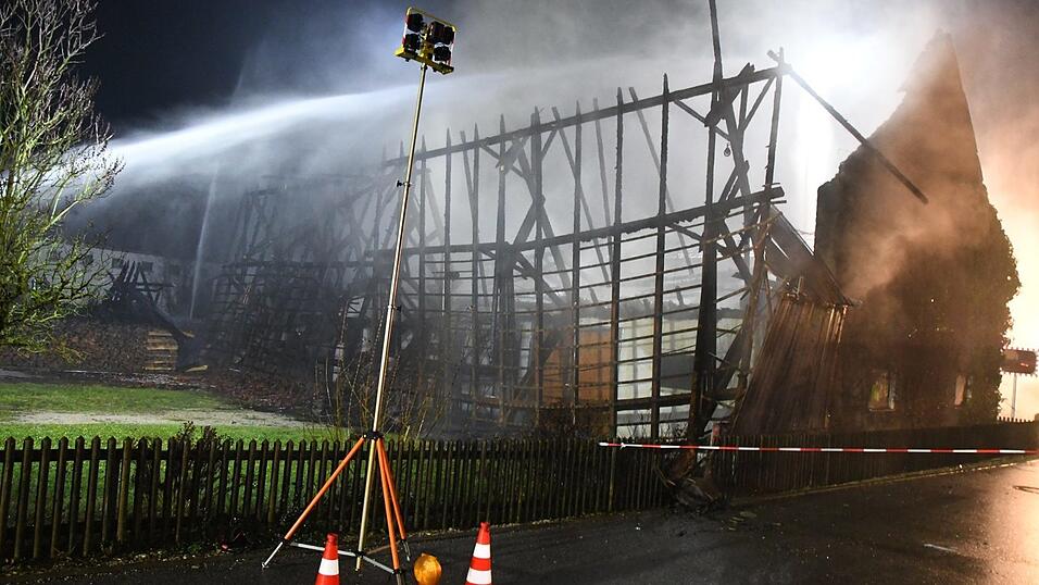 In Wildenberg im Kreis Kelheim brannte eine Lagerhalle. In Wildenberg im Kreis Kelheim brannte eine Lagerhalle.