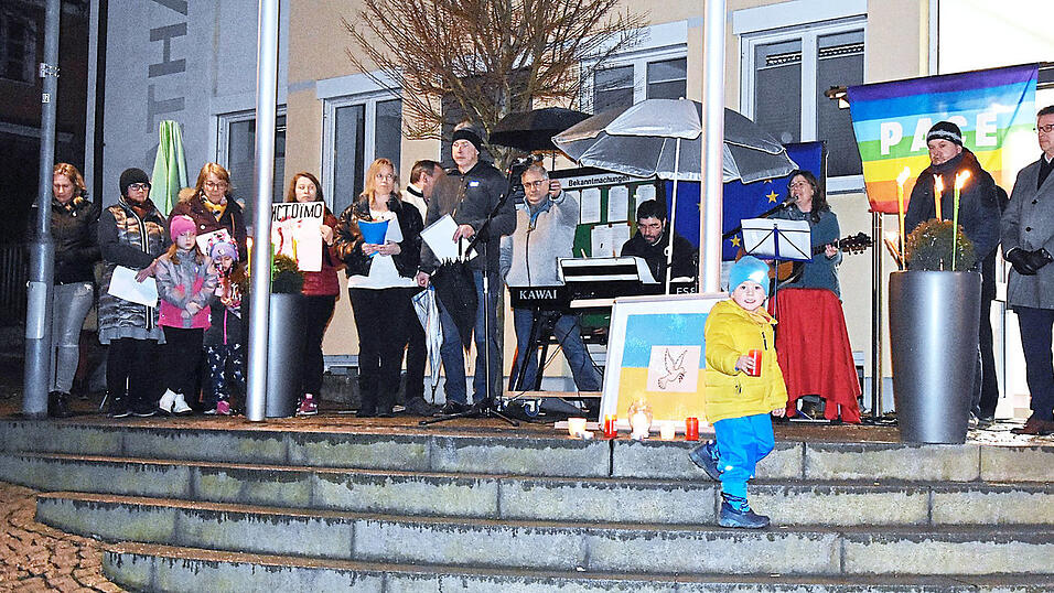 Eine bewegende Gedenkfeier wurde im Rahmen eines Friedensgebets am Zugang zum Rathaus veranstaltet. Eine bewegende Gedenkfeier wurde im Rahmen eines Friedensgebets am Zugang zum Rathaus veranstaltet.