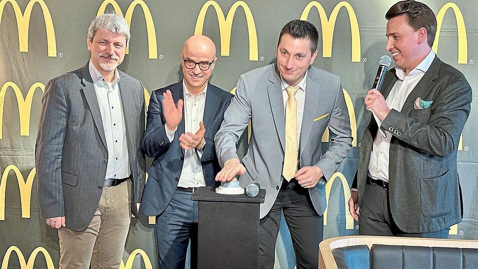 Der 'Opening Act': B&uuml;rgermeister Sandro Bauer, Vorstandsvorsitzender Mario Federico, Restaurantleiter Adrian Seuleon und Justus Holzmann (von links) beim Dr&uuml;cken des Startknopfes.