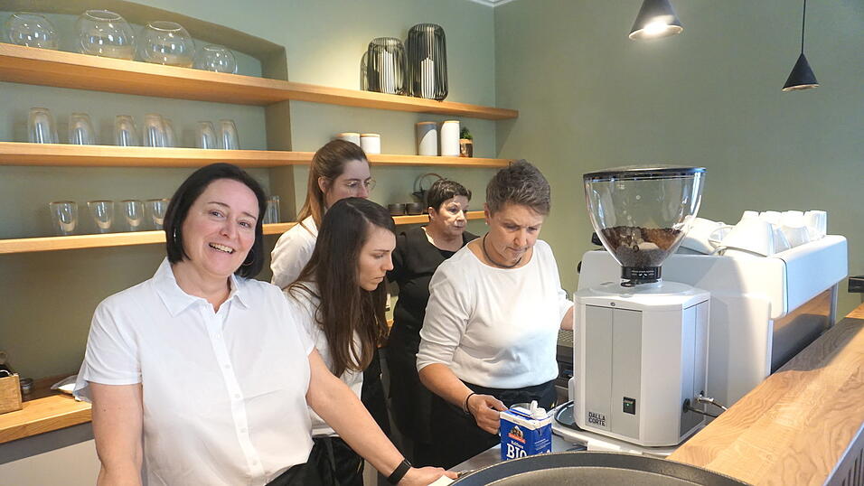 Ehrenamtliche beim ersten Einsatz im Emmeram-Caf&eacute;.