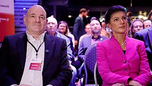 &bdquo;Hier wird eine Regierung geschreddert, um mit der CDU auf ein Weiter-so einschwenken zu k&ouml;nnen&ldquo;, kommentiert Sahra Wagenknecht das Platzen des Regierungsb&uuml;ndnisses in Brandenburg. Der Vorwurf zielt auch auf ihren ehemaligen Parteifreund Robert Crumbach.