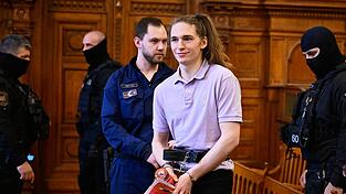 Die deutsche Person Maja T. (2.v.r.) ist in Budapest wegen Angriffen auf mutma&szlig;liche Rechtsextremisten zu acht Jahren Gef&auml;ngnis verurteilt worden.