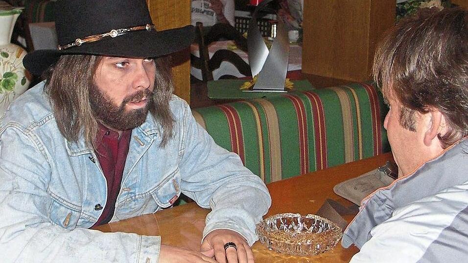 In einem Interview, das wir mit dem angeblichen Alleinunterhalter Knut Hansen f&uuml;hrten, konfrontierten wir 2007 den unter der Maske steckenden Christian Ulmen mit unserem Verdacht.