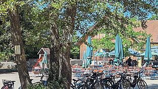 Reichlich Platz, sogar f&uuml;r gro&szlig;e Radlergruppen, bietet die Walba in Unterirading, unmittelbar vor den Toren der Stadt.