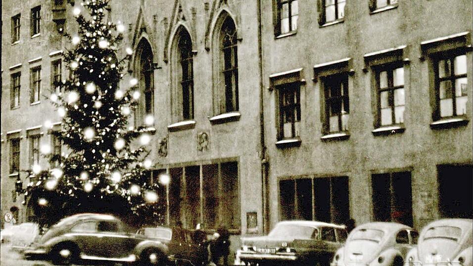 Der Christbaum vor dem Rathaus durfte auch schon in den 1950-er Jahren nicht fehlen. Der Christbaum vor dem Rathaus durfte auch schon in den 1950-er Jahren nicht fehlen.