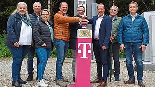 Lie&szlig;en sich die Inbetriebnahme der Sendeanlage nicht entgehen (v. l.): die Gesch&auml;ftsleiterin im Geisenfelder Rathaus, Irene Wimmer, Grundbesitzer Josef Bachmeier und seine Gattin, die Aiglsbacher Gemeinder&auml;tin Josefa Bachmeier, Aiglsbachs B&uuml;rgermeister Leonhard Berger, Christian Blenk von der Telekom, Geisenfelds B&uuml;rgermeister Paul Weber sowie die Aiglsbacher Gemeinder&auml;te Stefan Eisenrieder und Georg Bachmeier.